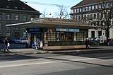 Kiosk am Bahnhofplatz (früher Tramwartehalle), im Hintergrund rechts die Hauptpost