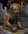 Löwe in der verbotenen Stadt in Peking, rechte Seite, "Papalöwe"