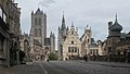 Gent, Kirche (die Sint-Niklaaskerk) mit dem Belfried und der Kathedrale (Sint-Baafskathedraal) im Hintergrund