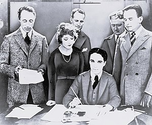 Links und rechts ein Rechtsanwalt. D.W. Griffith, Mary Pickford, Charlie Chaplin (sitzend) und Douglas Fairbanks unterzeichnen die Gründung des United Artists Studios 1919