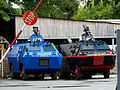 Polizeiposten mit gepanzerten Fahrzeugen von PNTL und BOP