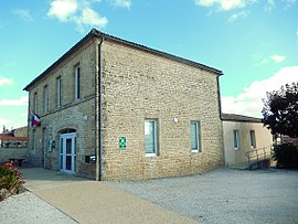 The town hall in Saint-Georges-de-Longuepierre