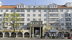 Lassalle-Hof, Haupteingang und Geschäftslokale an der Lassallestraße (1924–1926)