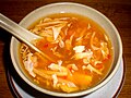 Chinesische Sauer-scharf-Suppe mit Ei