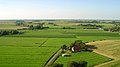 Luftaufnahme mit Drachen: Bauernhöfe in Vollerwiek