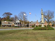 Isle of Wight Courthouse and Confederate Monument (removed May 8, 2021).[1]