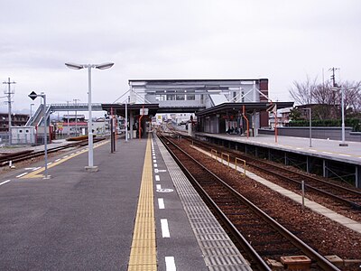 A view of the station platforms and tracks looking east. Note the hashigami station building across the tracks. Note also how track 1 (to the right) and track 0 (in the far distance) merge and then slope up towards Gomenmachi.