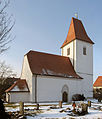 Kirche (mit Ausstattung), Datierungsstein am Eingangspfeiler zum Kirchhof, Taufstein (Rest) und Leichenhaus auf dem Kirchhof