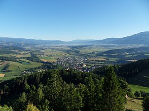 Ansicht des unteren Lavanttals von der Burgruine Rabenstein mit St. Paul im Vordergrund, Blick Richtung Wolfsberg