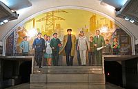 Puhŭng, Pjöngjang (1987): Wandmosaik „Der Große Führer Kim Il-sung unter Arbeitern“