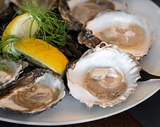 Raw oysters, which are "platte zeeuwse oester".