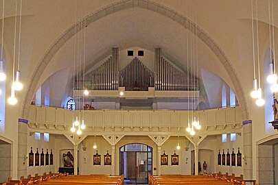 Innenraum mit Blick zur Orgelempore