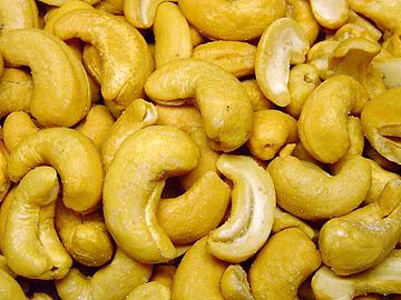 Salted, roasted cashew nuts