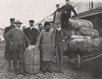Russland: Händler mit Fellballen, Messe in Nischni-Nowgorod (vor 1912)