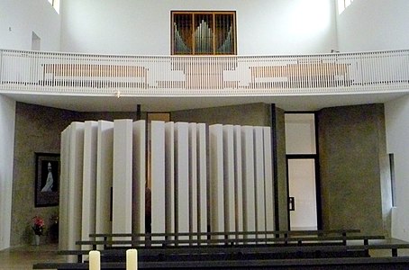 Stelenraum mit Orgelempore