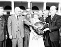 Präsident Truman bekommt von diversen Vertretern der US-amerikanischen Geflügelindustrie einen Truthahn überreicht (1949).