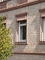 Fenster am Verwaltungsgebäude mit historischer Jalousien-Schabracke