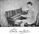de Wit an einem Clavichord aus seiner Sammlung