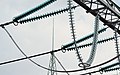 Kappenisolatorketten einer 380-kV-Leitung in einem Umspannwerk