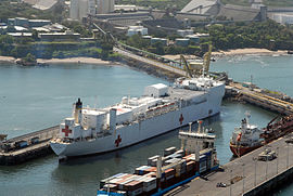 Das Hospitalschiff USNS Comfort im Juli 2007 im Hafen von Acajutla, El Salvador
