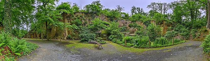 Panorama des Steinbruchs, in der Bildmitte ist die Grabstätte der Familie Ostwald zu sehen