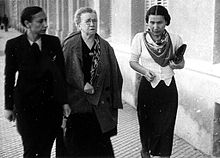 Photograph of Lucía Sánchez Saornil walking together with Emma Goldman