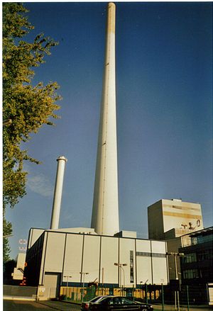 Heizkraftwerk Köln-Merkenich; im Vordergrund der stillgelegte 250-m-Kamin, im Hintergrund ein kleinerer Kamin der GuD-Anlage