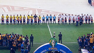 Die brasilianische und peruanische Fußballnationalmannschaft vor Spielbeginn