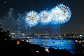 Dezember: Feuerwerk über dem East River.