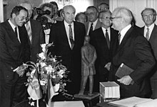 Besuch des Engels-Hauses in Wuppertal, bei dem Honecker eine bronzene Plastik übergab. Links im Bild Michael Knieriem.