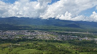 Blick nach Osten über die Stadt Macas auf den nördlichen Teil der Cordillera de Kutukú