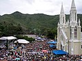 Fest zum Tag der "Virgen del Valle"; rechts: die Basilika "Nuestra Señora del Valle".