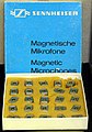 Schachtel mit magnetischen Mikrofonen Sennheiser MM 26 für den Bau von Wanzen.