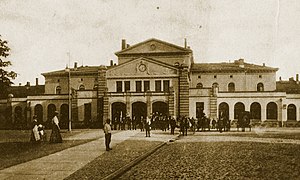 Empfangsgebäude vom Bahnhofsvorplatz (nach 1907)