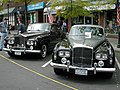 Bentley S3 Continental Flying Spur (rechts) mit Lamellen-Kühler neben einem Rolls-Royce Silver Cloud III
