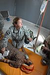 Maj. Lisa J. Dewitt verabreicht eine Frau mit einem Anfall Medizin, 2007