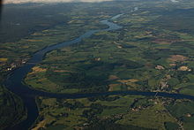 Luftfoto, auf dem der Zusammenfluss zweier Flüsse zu sehen ist
