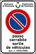 "Passo carrabile" sign in Italian and French (used in Aosta Valley)