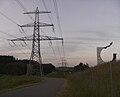 Die 380-kV-Leitung Etzenricht-Hradec überquert die deutsch-tschechische Staatsgrenze bei Waidhaus. Der Mast im Vordergrund steht in Deutschland, die im Hintergrund in der Tschechischen Republik. Man beachte die unterschiedlichen Bauweisen der Maste in Deutschland und Tschechien.