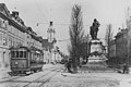 Bubenbergplatz mit dem Denkmal an seinem damaligen Standort circa 1915. Links gut sichtbar ein Motorwagen der Städtischen Strassenbahn Bern der Serie Ce 2/4 51-57.