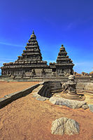 The rock-cut Shore Temple of the temples in Mahabalipuram, 700–728 CE[63]