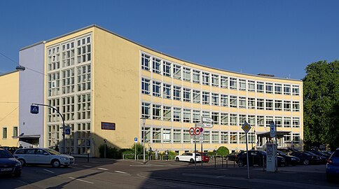 Platzseitige Fassade des Humboldt-Gymnasiums