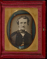 Edgar Allan Poe, Annie-Daguerreotypie, Original, Bildautor unbekannt, 1849. Das Antlitz wird aus fototechnischen Gründen bei der Herstellung von Daguerreotypien seitenverkehrt wiedergegeben.