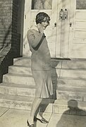 By 1925, skirts ended just below the knee. Tunic-tops and sweaters reaching to the hips were popular.