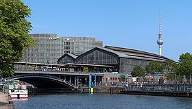 Westansicht vom Schiffbauerdamm über die Spree mit dem Spreedreieck-Gebäude und dem Berliner Fernsehturm am Alexanderplatz