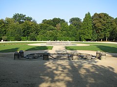 Blick auf die Gedenktafel in der Mitte des Platzes und auf den gegenüberliegenden Standort des deutschen Delegationwaggons