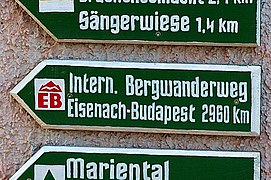 Ausgangspunkt des Wanderweges auf der Wartburg (mit fehlerhafter Kilometerangabe durch vertauschte Ziffern)