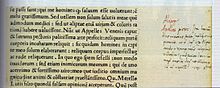 Farbfotografie von einem Ausschnitt aus einer alten Inschrift in Latein. Auf dem vergilbten Papier ist links eine Druckschrift und rechts eine handschriftliche Notiz.