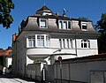 Block von zwei Villen in der Mandlstraße 8/10, wo von 1905 an Olaf Gulbransson lebte[7]