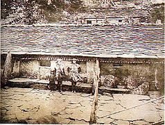 Stone-slab house of the Paiwan people in Tjalja'avus Tribe (來義部落) taken by Japanese anthropologist Ushinosuke Mori prior to 1945